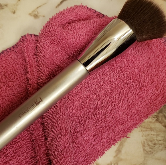 It cosmetics brush for foundation - Picture 2 of 2